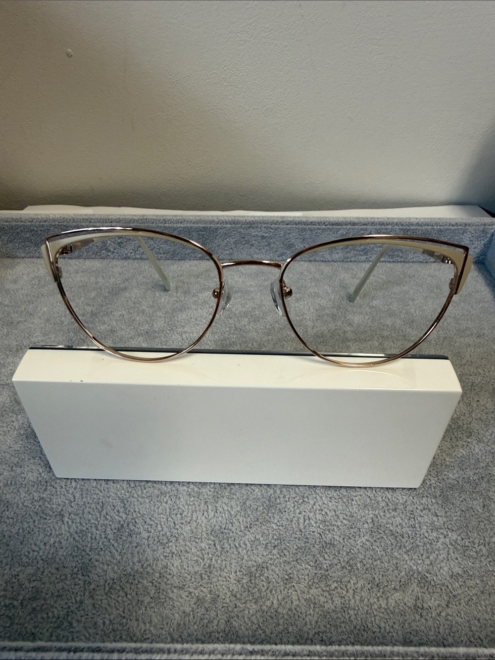 Retro style Ideal Optics A-136 Gold Cream Beige Cat Eye Metal Glasses Eyesize 51